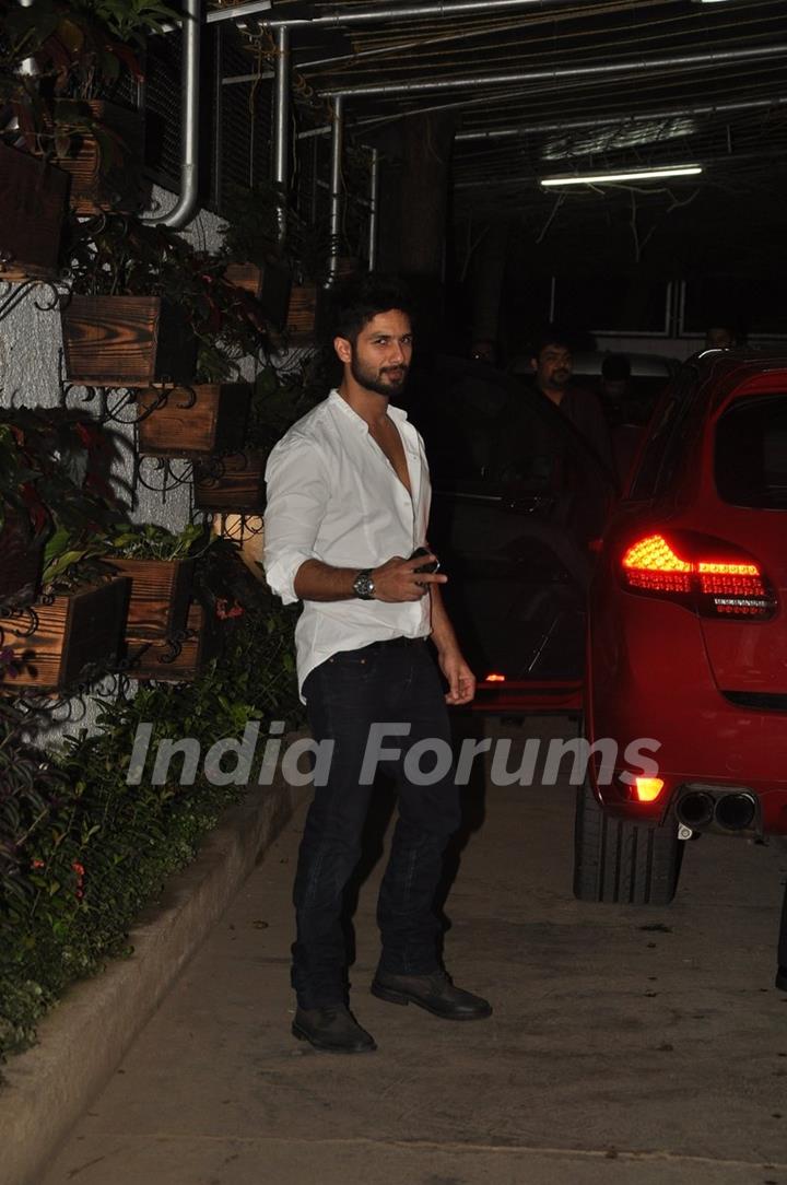 Shahid Kapoor poses for the media at the Screening of Ek Villiian