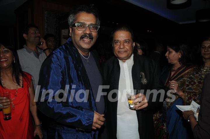 Hariharan posing with Anup Jalota at the Music Mania Event