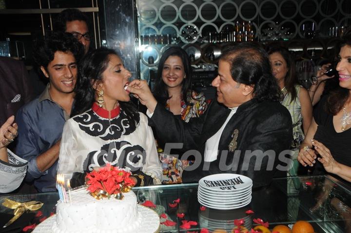 Anup Jalota feeding Megha Jalota her Birthday cake