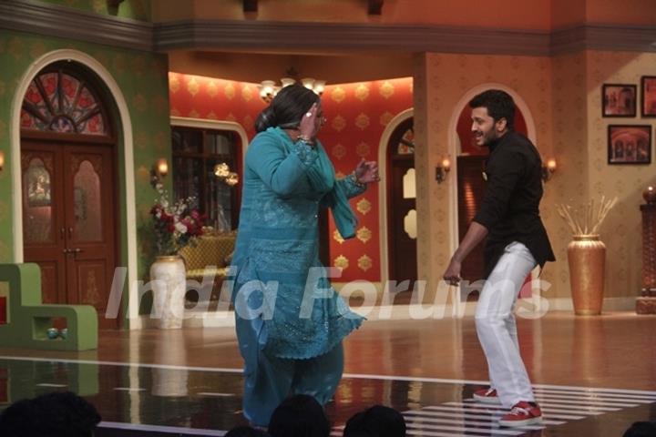 Dadi performs with Riteish Deshmukh on Comedy Nights With Kapil