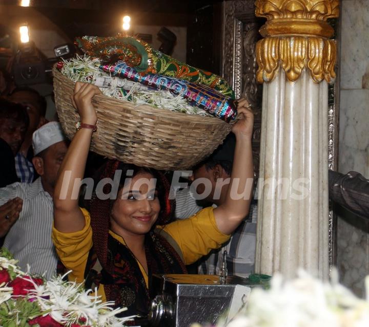 Vidya Balan carrying her offerings at Mahim Darga