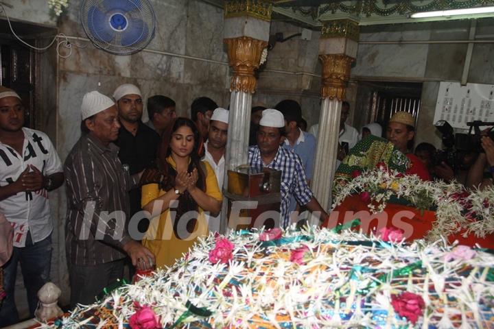 Vidya Balan praying at Mahim Darga