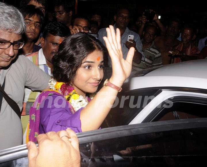 Vidya Balan waving to the public in Kolkota