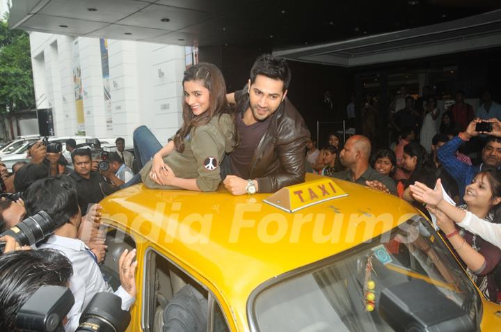 Varun Dhawan and Alia Bhatt take a ride on top of a cab at Kolkata
