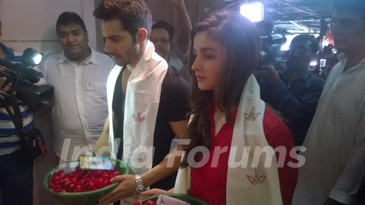 Varun Dhawan and Alia Bhatt seek the blessings of Goddess Kaali in Kolkata