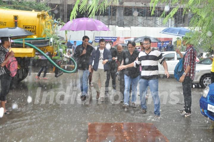 Varun visits Mithibai College for the Promotion of Humpty Sharma Ki Dulhania