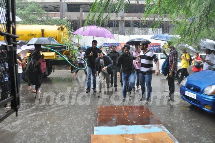 Varun visits Mithibai College for the Promotion of Humpty Sharma Ki Dulhania