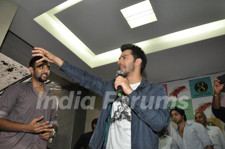 Varun addressing the fans at  Mithibai College for the Promotion of Humpty Sharma Ki Dulhania