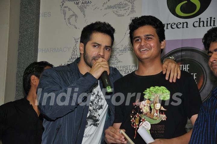 Varun with his fans at Mithibai College for the Promotion of Humpty Sharma Ki Dulhania