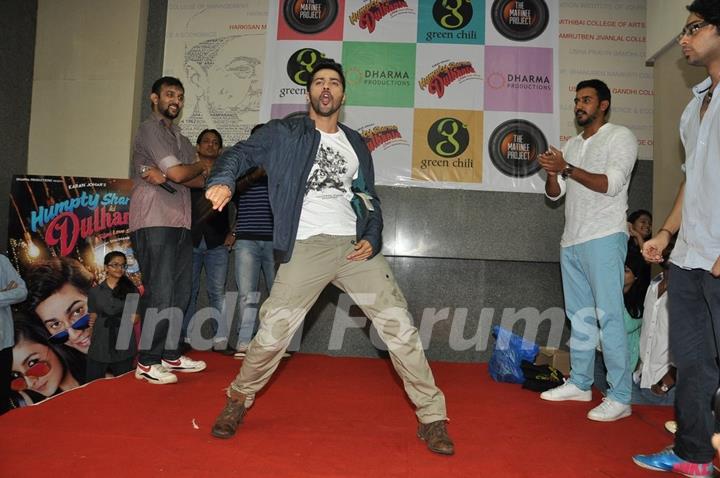 Varun Performs at Mithibai College for the Promotion of Humpty Sharma Ki Dulhania