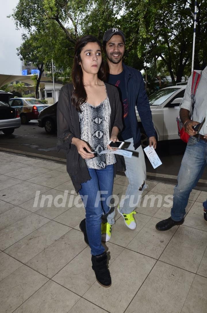 Alia & Varun leave for Humpty Sharma Ki Dulhaniya promotions at Hyderabad