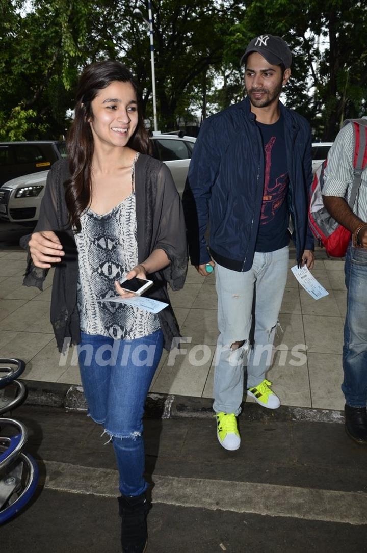 Alia & Varun leave for Humpty Sharma Ki Dulhaniya promotions at Hyderabad