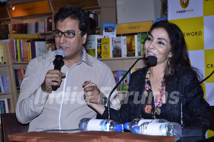 Talat Aziz with his wife at the 'Manhattan Mango' book launch