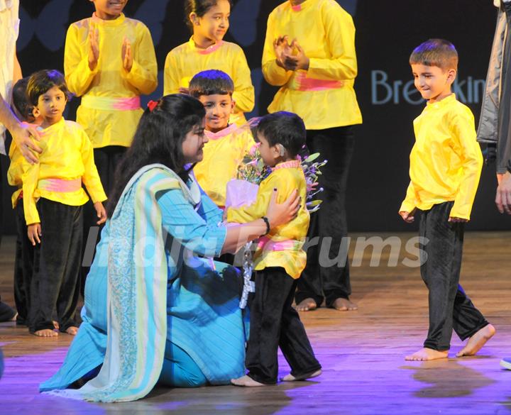 Poonam Mahajan with Kids at Dance with Joy '14 - Arts in Motion