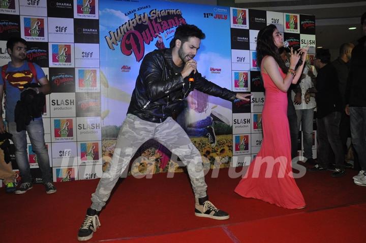 Varun and Alia performing at the Promotions of Humpty Sharma Ki Dhulania at Rcity Mall