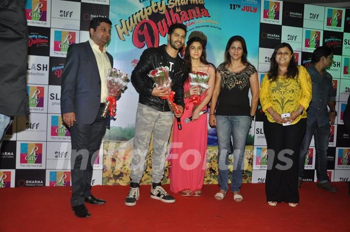 Alia and Varun felicitated at the Promotions of Humpty Sharma Ki Dhulania at Rcity Mall