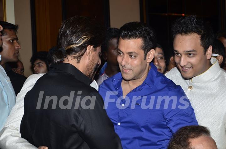 Salman Khan hugs Shah Rukh Khan at Baba Siddiqie's Iftar Party