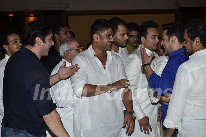Salman Khan chats with suniel Shetty and Sohail Khan at the Baba Siddiqie's Iftar Party