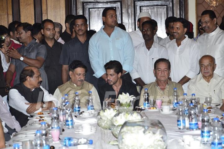 Shah Rukh Khan and Salim Khan at  Baba Siddiqie's Iftar Party