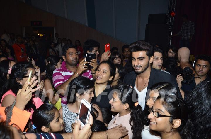 Arjun Kapoor surrounded by fans at Shiamak Dawar's Dance show