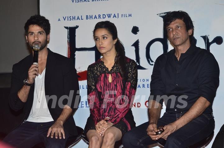 Shahid Kapoor addressing the crowd at the Trailer Launch of Haider