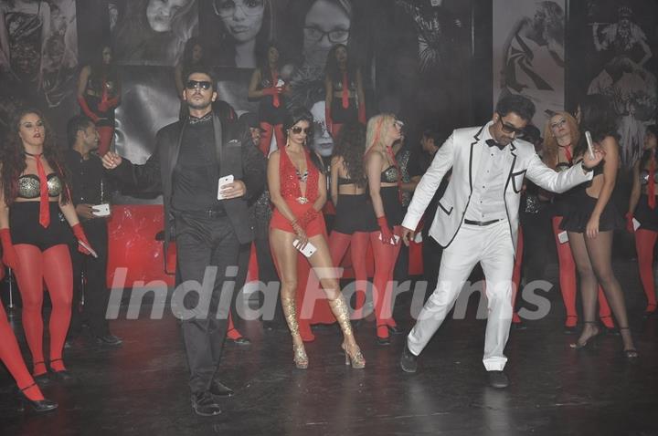 The cast of Sharafat Gayi Tel Lene performs during the shoot