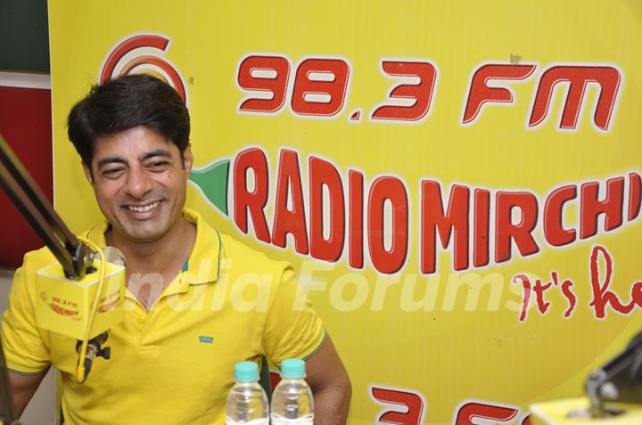 Sushant Singh on air at Radio Mirchi