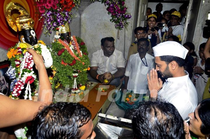 Riteish Deshmukh seeks blessing for Lai Bhaari at Vitthal Mandir.