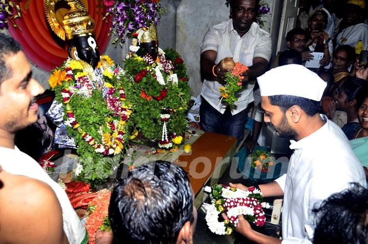 Ritiesh Deshhmukh visited the Vithal Mandir to seek blessings for his movie Lai Bhari