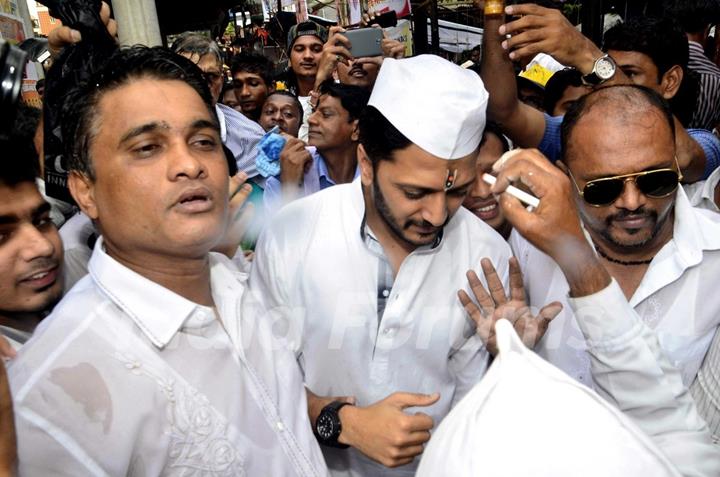 - Riteish Deshmukh seeks blessing for Lai Bhaari at Vitthal Mandir.