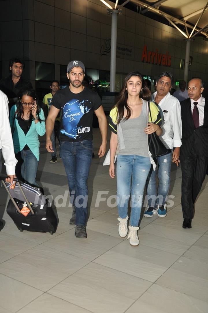 Humpty Sharma Varun Dhawan and his Dulhania Alia Bhatt Spotted at Airport