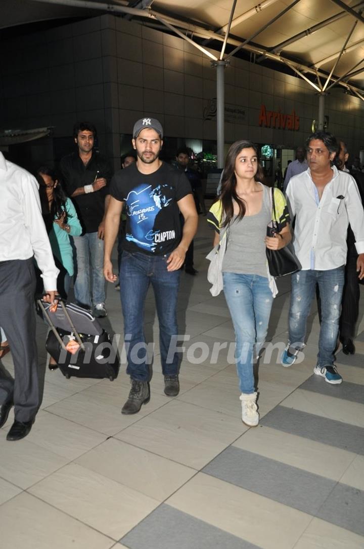 Varun Dhawan And Alia Bhatt Spotted At Airport