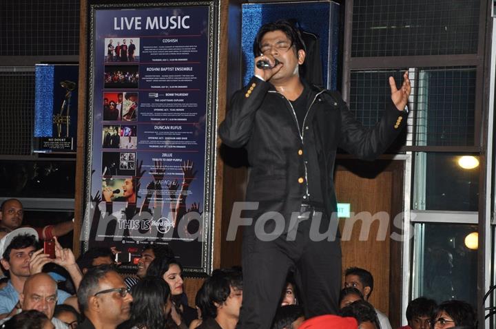 Ankit Tiwari performing at his Live Concert