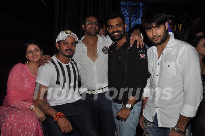 Sreesanth poses along with Vivian Dsena and other guests at the Live Concert