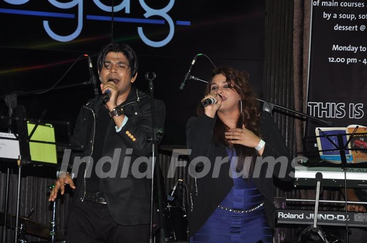 Ankit Tiwari performing with an artist at his Live Concert