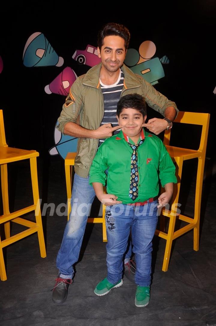 Ayushmann Khurrana makes dimples on Sadhil's cheeks on Captain Tiao