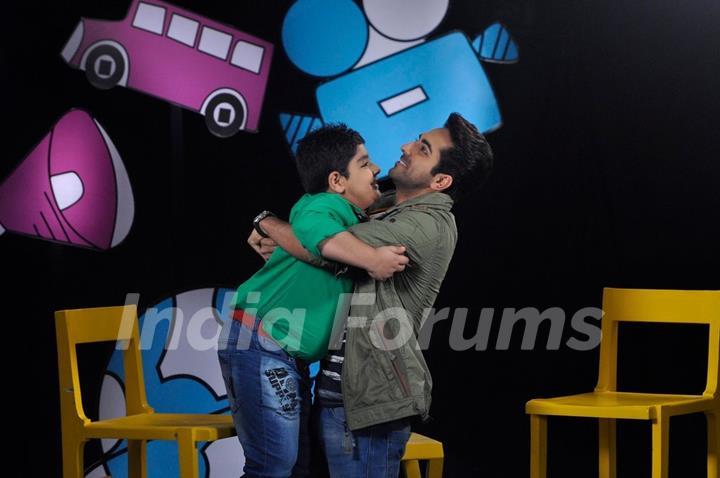 Ayushmann Khurrana carries Sadhil on Captain Tiao