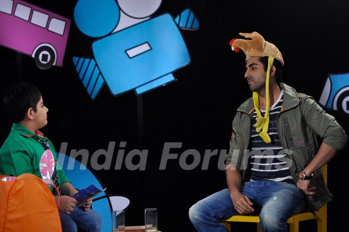 Ayushmann Khurrana wears a hen shaped cap on Captain Tiao