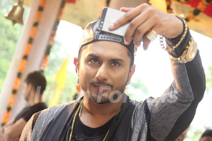 Yo Yo Honey Singh Spotted clicking a selfie