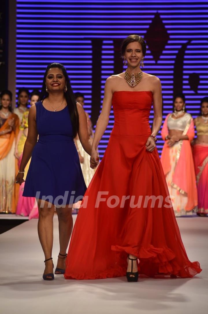 Kalki Koechlin walks the ramp at IIJW 2014 - Day 1