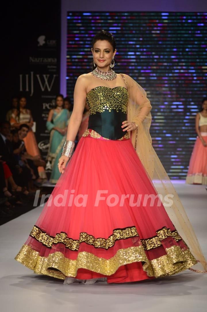 Ameesha Patel walks the ramp at the India International Jewellery Week (IIJW) 2014 - Day 1