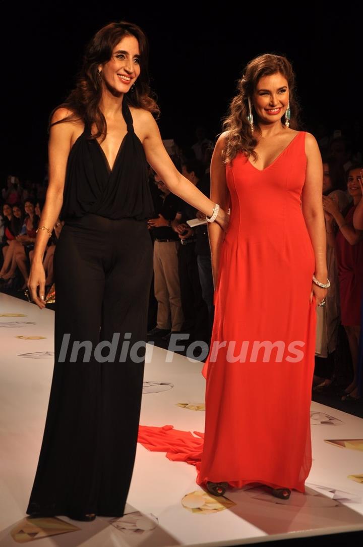 Lisa Ray walked the ramp for Farah Khan Ali at the IIJW 2014 - Day 1