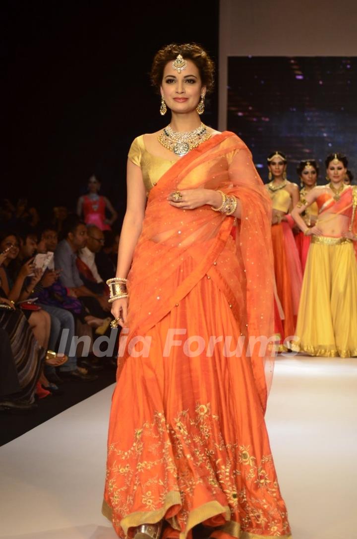 Dia Mirza dazzels the ramp at the IIJW 2014 - Day 1