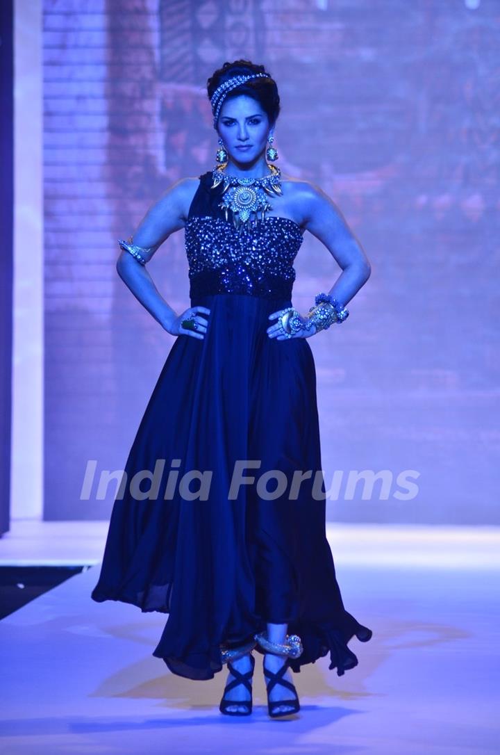 Sunny Leone walks the ramp at the IIJW 2014 - Day 1