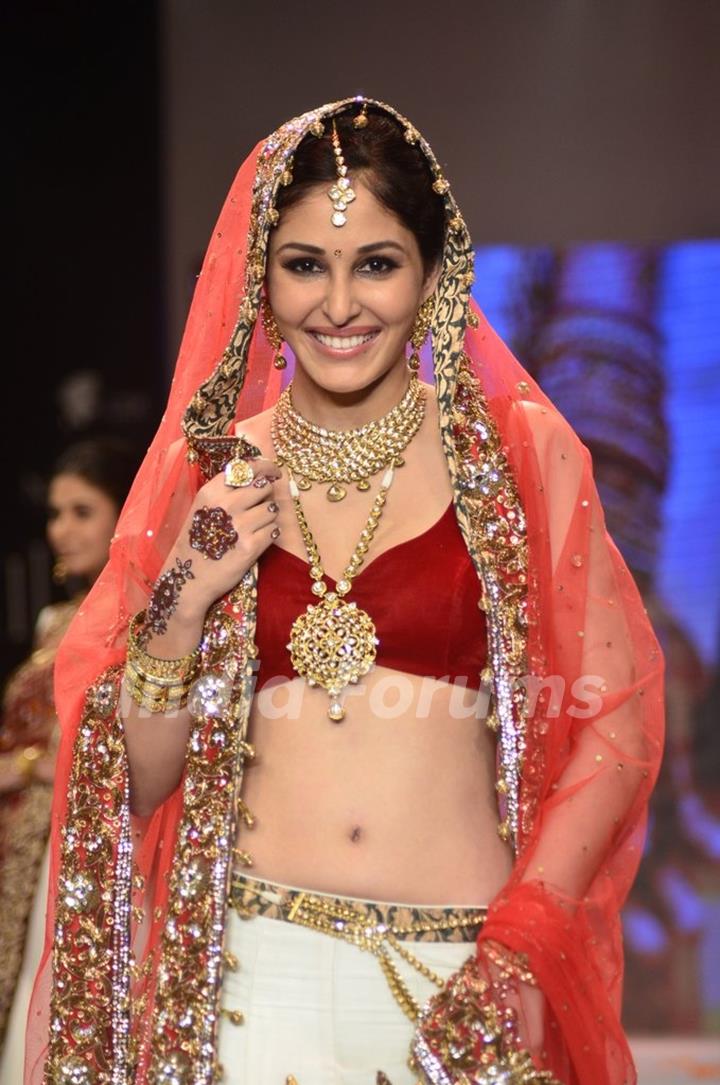 Pooja Chopra dazzels the ramp at the India International Jewellery Week (IIJW) 2014 - Day 2