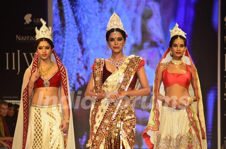 A model walks the ramp as a Bengali bride at the IIJW 2014 - Day 2