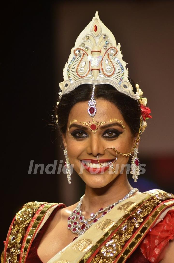 A model walks the ramp as a Bengali bride at the IIJW 2014 - Day 2