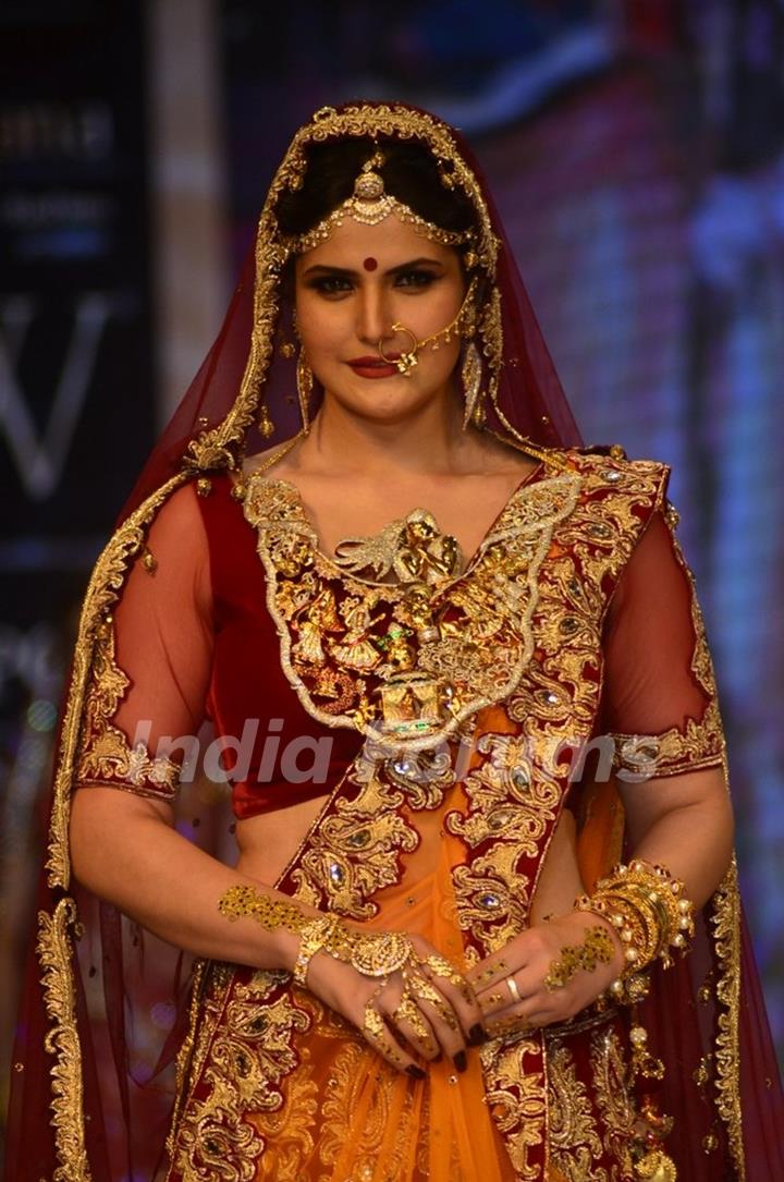 Zarine Khan walks the ramp at the IIJW 2014 - Day 2