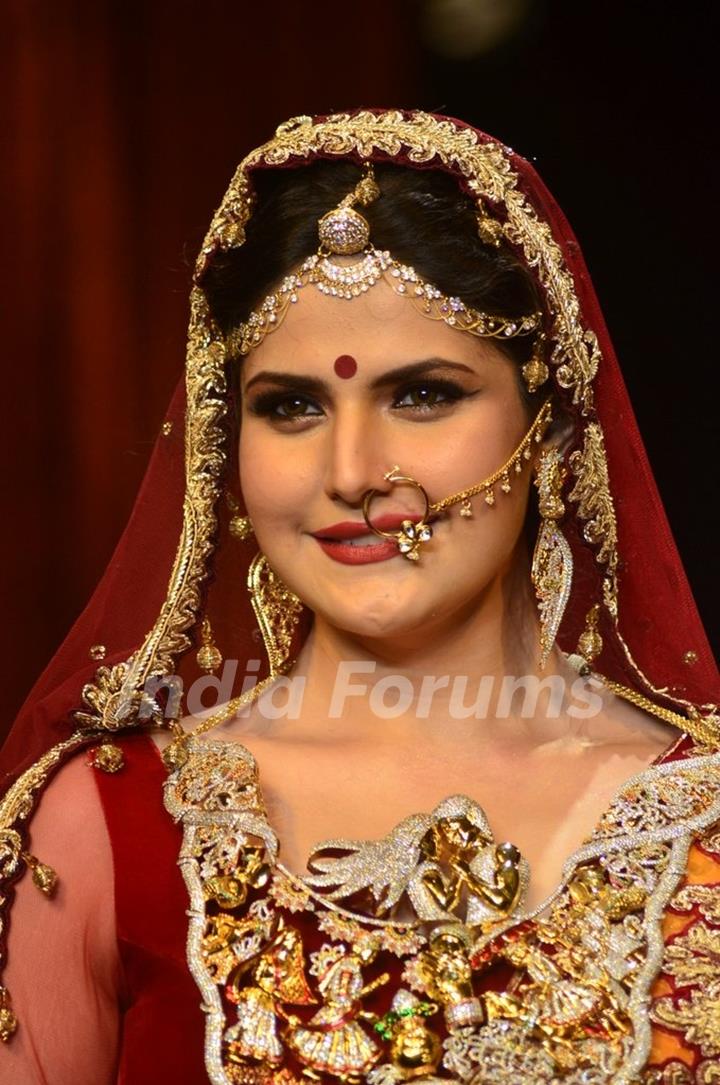 Zarine Khan dazzels the ramp at the IIJW 2014 - Day 2