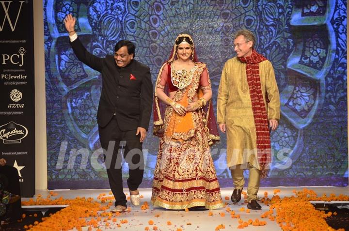 Zarine Khan walks the ramp at the IIJW 2014 - Day 2